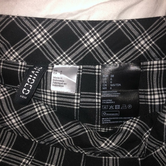 SOLD. Super cute plaid pleated skirt size 6 - Picture 3 of 3
